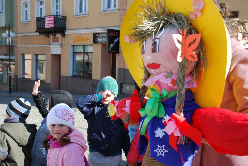 Maluchy z przedszkola "W Kasztanowym Parku” pożegnały zimę już dzisiaj (Joanna Sadowska)