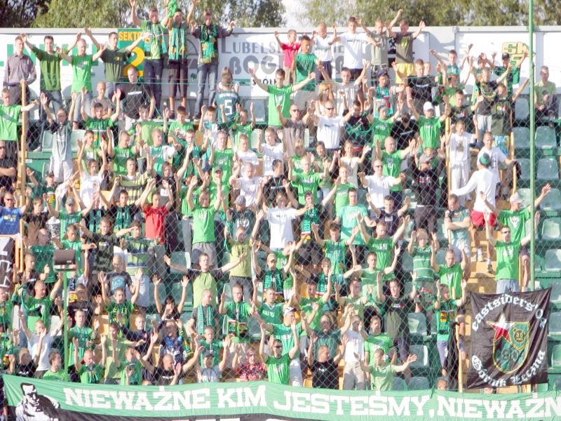 Taka atmosfera na meczach w Łęcznej to przeszłość. Ale na stadion znowu zaczyna przychodzić więcej l