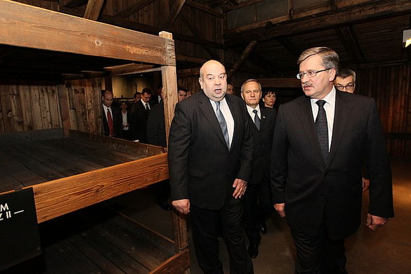 Prezydent Bronisław Komorowski zwiedza oświęcimski barak w Muzeum Holocaustu w Waszyngtonie. Obok Ja