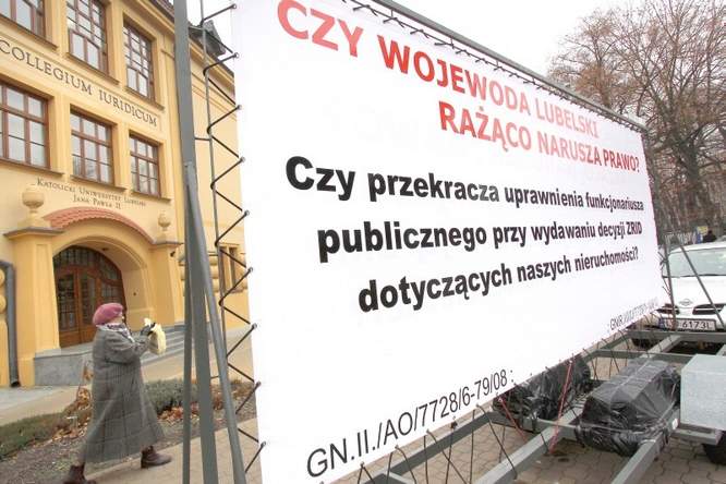 Jeden z banerów, jaki stanął jesienią ub. roku w pobliżu Lubelskiego Urzędu Wojewódzkiego.