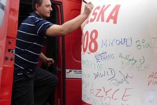 Organizatorzy akcji zapraszają do odwiedzenia kibica i złożenia na nim podpisu (Organizatorzy akcji)