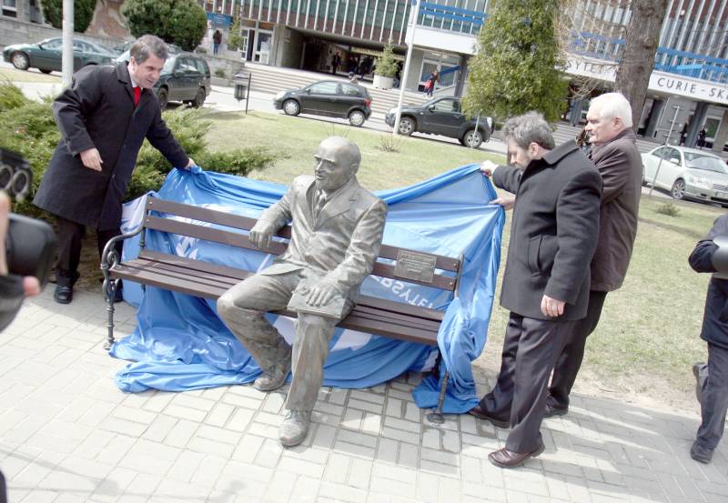 Na zdjęciu rektor UMCS, prof. Andrzej Dąbrowski (pierwszy z lewej) odsłania ławeczkę. (Jacek Świercz
