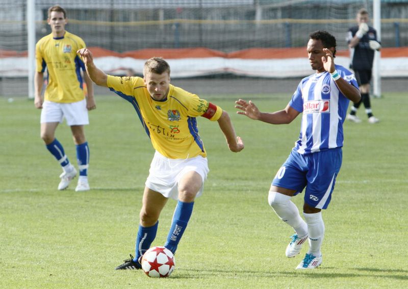 W rundzie jesiennej Motor wygrał z Wigrami 1:0. Na zdjęciu z lewej: Marcin Popławski <br />
 (MACIEJ KACZ