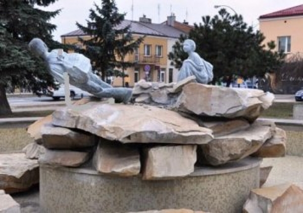 21-letni mieszkaniec Janowa Lubelskiego uszkodził kamienną postać na fontannie w miejskim parku (Pol