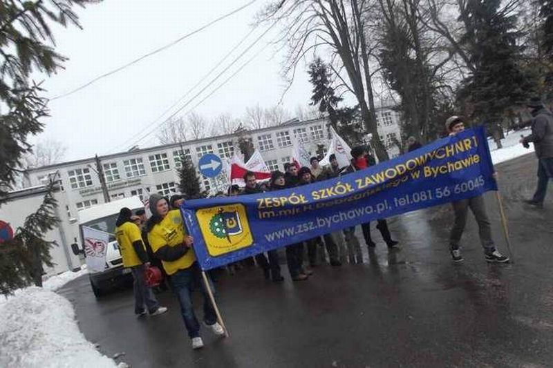 19 lutego nauczyciele i rodzice przeszli ulicami Bychawy, demonstrując w ten sposób w obronie Zespoł