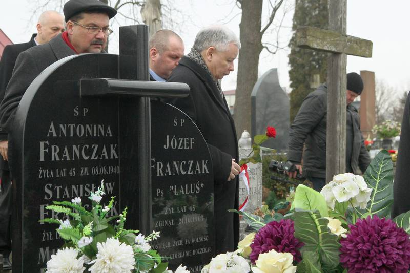 Jarosław Kaczyński najpierw zapalił znicz na grobie "Lalka”, a potem oddał hołd wszystkim Żołnierzo
