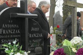 Jarosław Kaczyński najpierw zapalił znicz na grobie "Lalka”, a potem oddał hołd wszystkim Żołnierzo