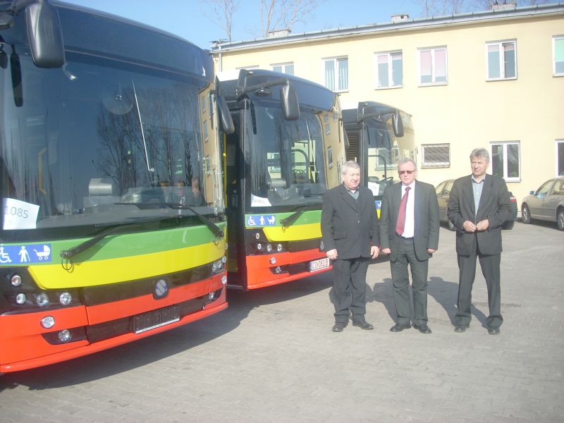 Szefowie MZK w Białej Podlaskiej z dumą prezentują nowe solbusy. Na zdjęciu od lewej: Marian Czublun