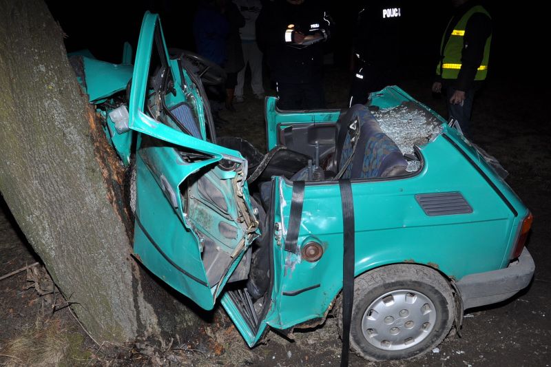 Kierowca Fiata 126p uderzył w drzewo. Nie żyje (KWP Lublin)