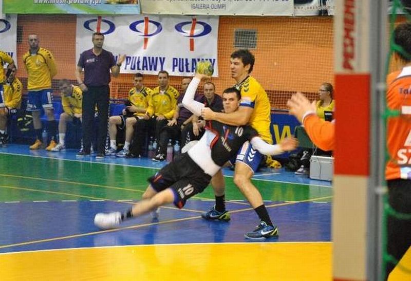 W pierwszym meczu Azoty Puławy przegrały z Vive Targie Kielce 28:43 (ECHODNIA)