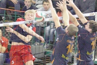 Przyjmujący Adrian Zalewski (nr 3) sprawdzany był w sobotę na pozycji atakującego (JACEK ŚWIERCZYŃSK