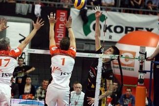 Skra Bełchatów (w czarno-żółtych strojach) pokonała Jastrzębski Węgiel 3:2 (JACEK ŚWIERCZYŃSKI)