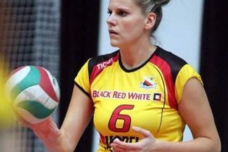 Paula Rauch w pierwszym meczu z Wisłą doznała kontuzji kolana i wylądowała w szpitalu (JACEK ŚWIERCZ