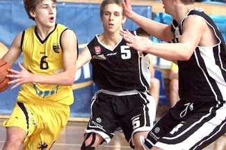 Jakub Schenk (z piłka) mija najlepszych zawodników mistrzostw Polski – Jana Grzelińskiego (nr 5) i P