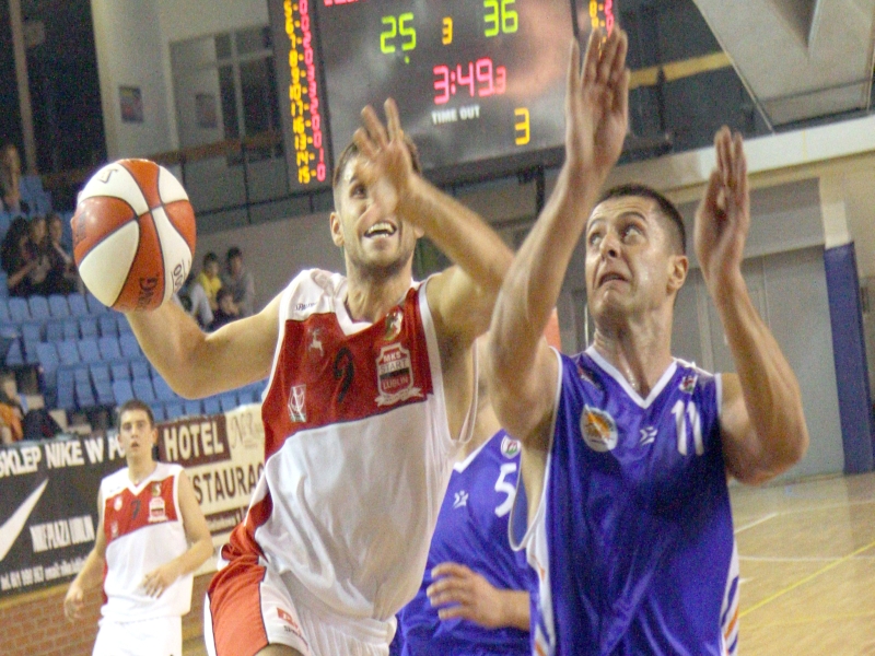 Kamil Michalski (z lewej) rzucił w niedzielę cztery punkty (Maciej Kaczanowski)