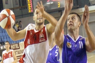 Kamil Michalski (z lewej) rzucił w niedzielę cztery punkty (Maciej Kaczanowski)