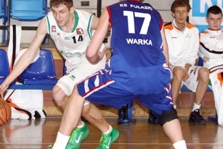 Jakub Karolak (z piłką) zdecydowanie przewodzi klasyfikacji najlepszy strzelców drugiej ligi. W tej 