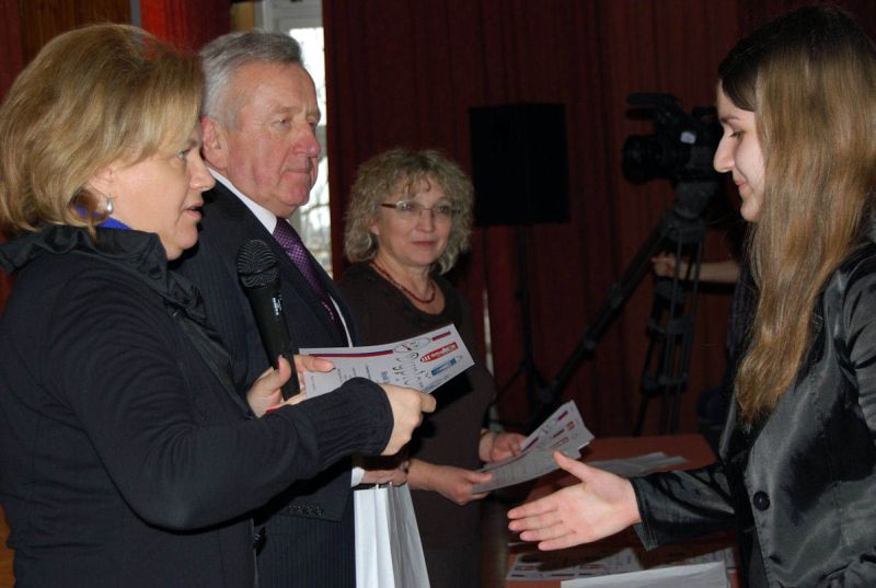 Laureaci konkursu otrzymali nagrody rzeczowe i dyplomy (Starostwo Powiatowe Biłgoraj)
