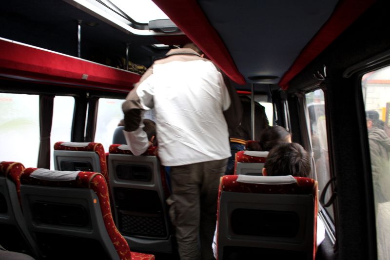 W busie było miejsce dla 30 osób, a jechało nim 48 pasażerów (Archiwum)