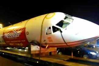 Jak-40 przejechał przez Warszawę (YouTube)