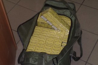 W tej torbie sokiście z policjantami doliczyli się 210 paczek nielegalnych papierosów (Fot. Straż Oc