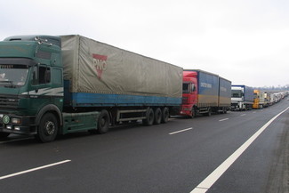 Bywało, że kiedy w Dorohusku wydłużały się kolejki TIR-ów, to w Hrebebbem ciężarówki były odprawiane