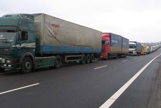 W Dorohusku kierowcy TIR-ów na graniczną odprawę muszą czekać około 15 godzin (Fot. Jacek Barczyński