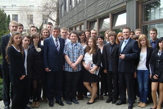 na koniec wizyty w Sejmie uczniowie z Chełma ustawili się do wspólnego zdjęcia z goszczącymi ich par