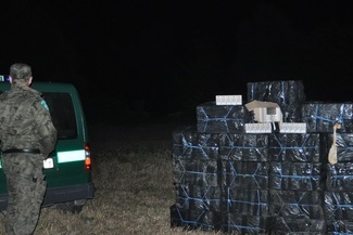 W sprzątniętym przemytniko sprzed nosa kartonach strażnicy doliczyli się 7 tys. paczek papierosów (N