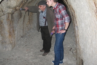 Zenon Klimczuk wraz z panem Marcinem oglądają kolejne zacieki, jakie pojawiły się w podziemiach po o
