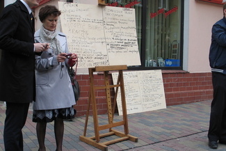 Poseł Marek Poznański nie spodziewał się, że wystarczy godzina, aby chełmianie zapisali swoimi życze