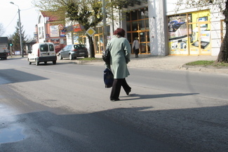 Piesi często nie zdają sobie sprawy ile ryzykują, przechodząc przez ulicę w niedozwolonym miejscu
 
