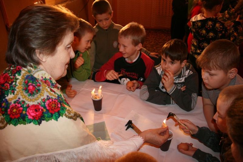 Dzieci z wielką uwagą słuchały wskazówek, jak zgodnie z tradycją ozdobić pisanki (GOK Hańsk)