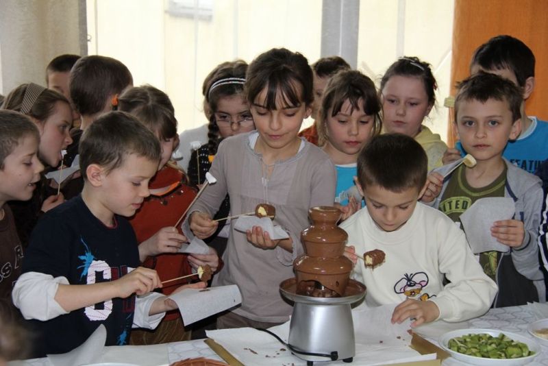 Dzieci miały okazję spróbować pyszności z czekoladowej fontanny (GOK Hańsk)