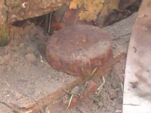 Saperzy rozpoznali niewybuch jako minę przeciwpancerną z czasów II wojny światowej i bezpiecznie ją 