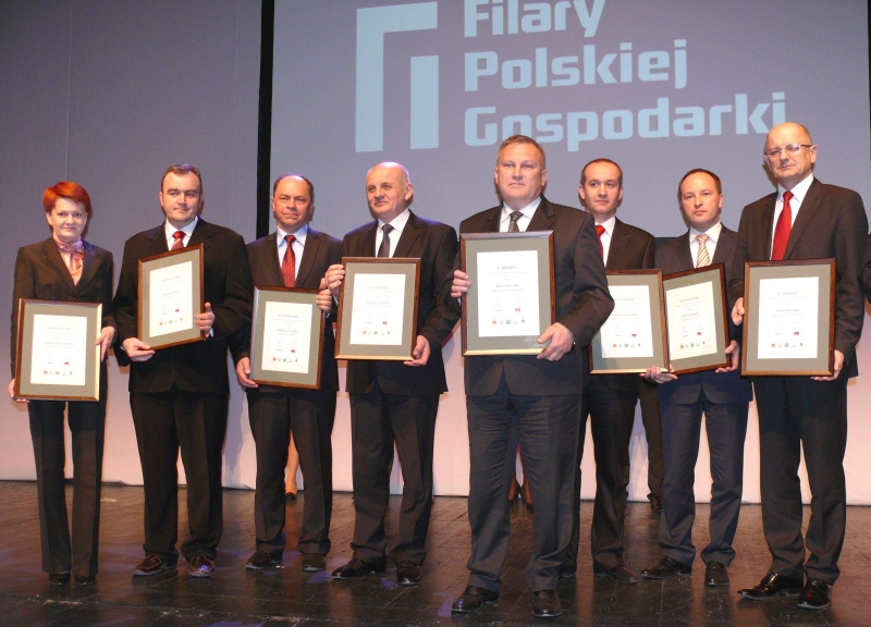 Samorzadowi laureaci tytułu Filary Polskiej Gospodarki ustawili się w Lublinie do pamiątkowego zdjęc