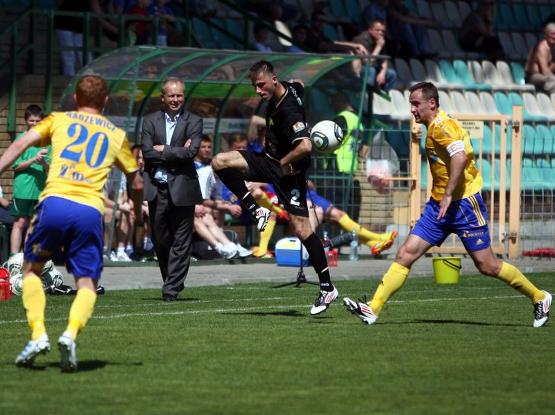 Wojciech Łuczak (w środku) zdobył dwa gole dla GKS Bogdanka w meczu z Arką Gdynia (JACEK ŚWIERCZYŃSK