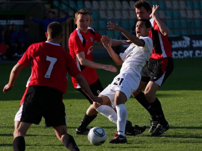 Ricardinho (w białym stroju) mógł walczyć z Bogdanką o awans do Ekstraklasy, ale wybrał większe pien