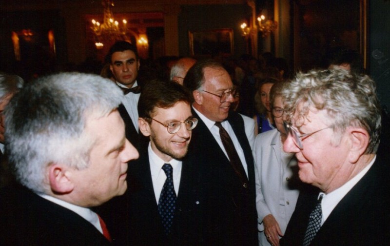 Premier Jerzy Buzek (z lewej) dziękuje Stefanowi Skielnikowi za "wprowadzenie" Polski do NATO (w ś