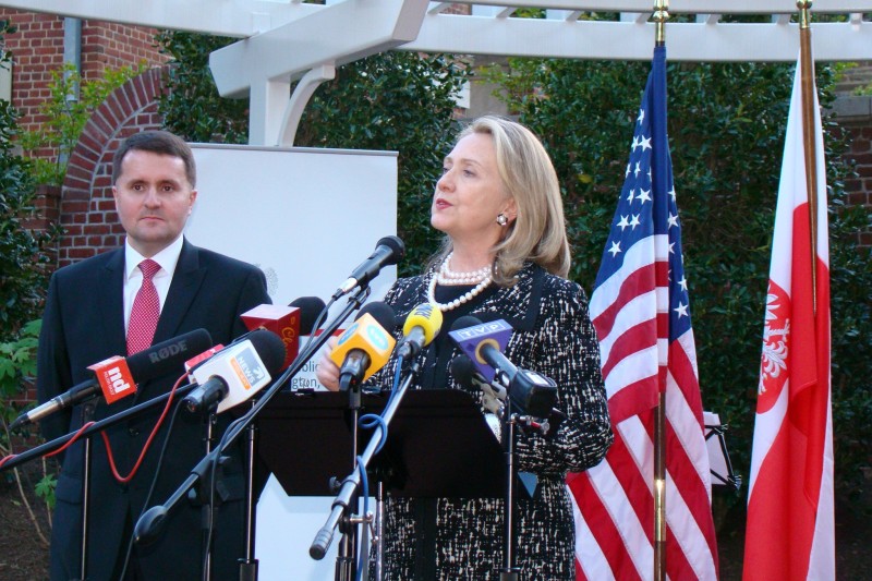 Hillary Clinton przemawia na otwarciu okazalej rezydencji. Obok - ambasador Robert Kupiecki (Archiwu