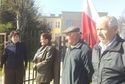 Mieszkańcy nie chcieli wpuścić urzędników na teren szkoły. (Agnieszka Antoń-Jucha)