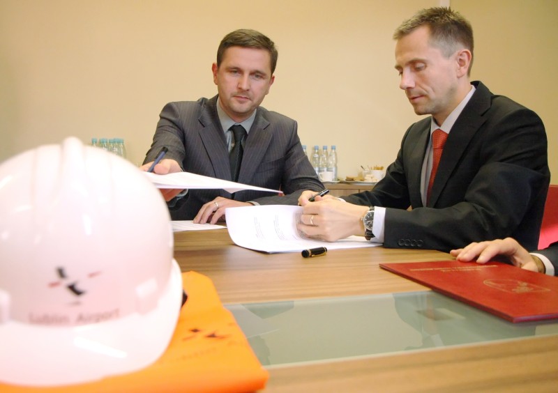 Umowę z prezesem Wakozu Witoldem Słowikiem (po lewej) prezes portu Grzegorz Muszyński podpisał przy 