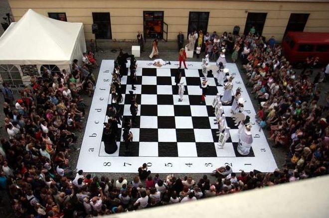 Noc Kultury 2011, szachowa rozgrywka  pod Trybunałem