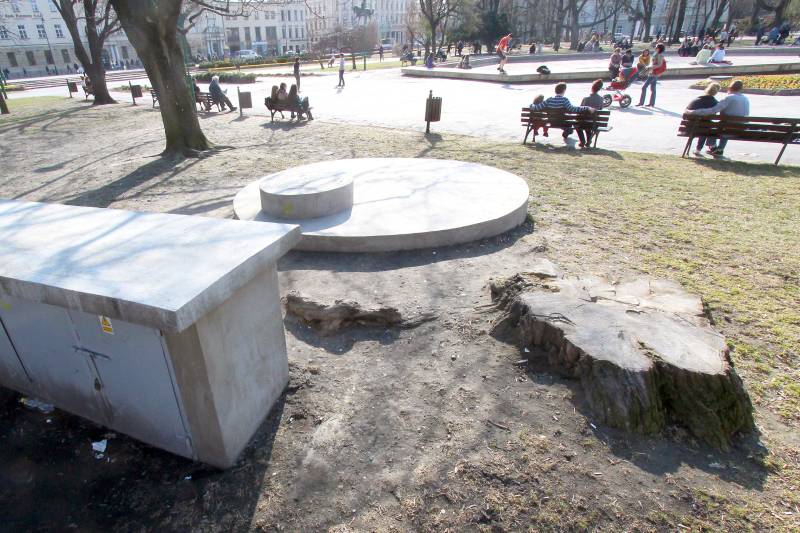 Centralny plac miasta z każdym rokiem coraz bardziej prosi się o remont (Wojciech Nieśpiałowski )