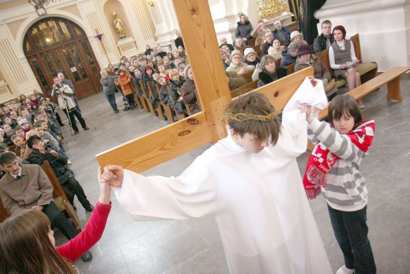 Kulminacyjna scena pasji – Jezus, w tej roli Andrzej z VI „a”. Z lewej przy krzyżu Dominika, a z pra