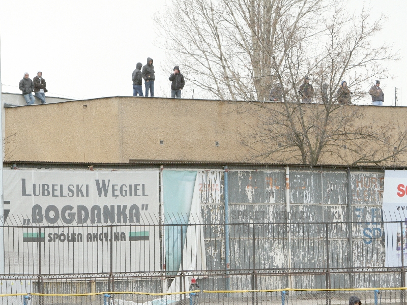 Niedzielne zawody kibice Motoru oglądali z dachów budynków Startu (MACIEJ KACZANOWSKI)