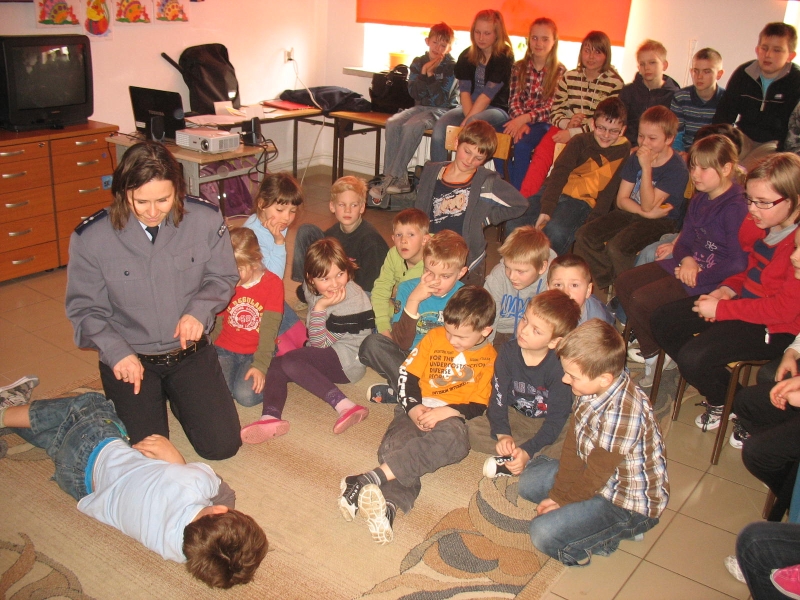 Policjanci podczas wizyty w Szkole Podstawowej w Zakrzowie (KWP Lublin)