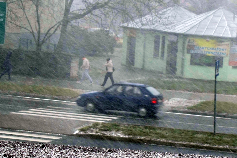 Silne opady śniegu w Zamościu (Leszek Wójtowicz)