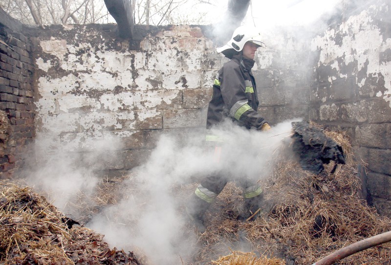 Wczoraj po południu strażacy musieli dogaszać pogorzelisko po starej oborze. Ogień znowu pojawił się