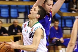 Michael Gospodarek (w białym stroju) i jego koledzy przegrali z Delikatesami Krosno (Jacek Świerczyń